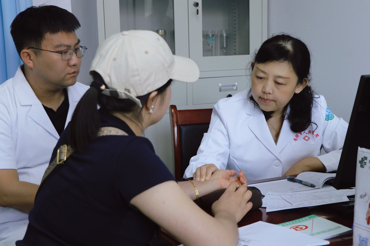 【中國網(wǎng)】中國中醫(yī)科學(xué)院廣安門醫(yī)院濟(jì)南醫(yī)院專家到市人民醫(yī)院開展幫扶指導(dǎo)暨義診活動